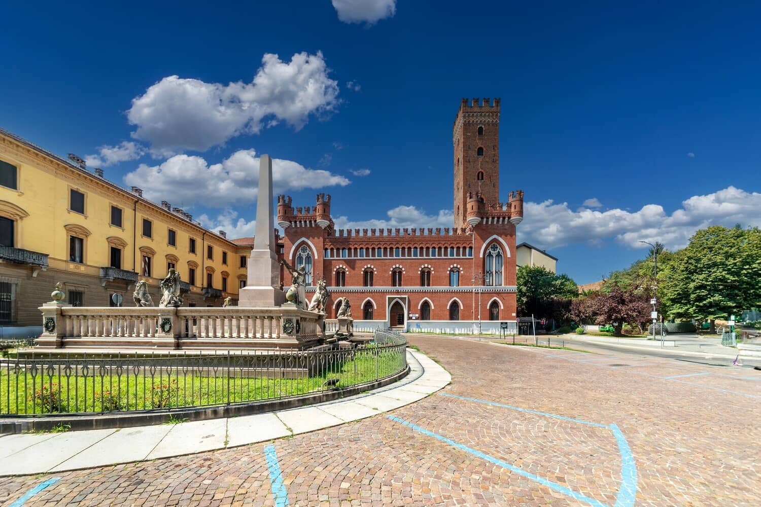 Piazza storica di Asti con palazzo e torre medievale